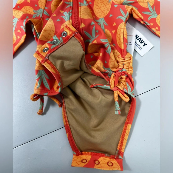 - OLD NAVY BABY SWIMSUIT SIZE 0-3M - Picture 5 of 8